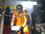 petugas-mengambil-sampel-makanan-nasi-dus-minggu-267-malam-untuk-diperiksa-ke-laboratorium.jpg