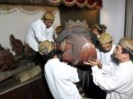 petugas-mengangkat-canthik-kiai-rajamala-saat-melakukan-persiapan-ritual-jamasan_20180607_190534.jpg