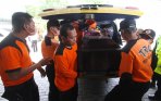 petugas-mengangkat-peti-jenazah-korban-airasia-qz8501_20150112_110836.jpg