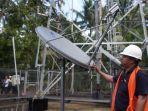 petugas-mengecek-vsat-bts-4g-bakti-kominfo-di-desa-bowombaru-utara-talaud-sulut.jpg