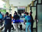 petugas-mengeluarkan-peti-jenazah-di-rs-bhayangkara_20180521_133729.jpg