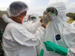 petugas-mengenakan-hazmat-suit-sebelum-evakuasi-wni-dari-wuhan_20200202_211829.jpg