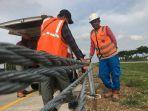 petugas-mengerjakan-pemasangan-wire-rope-atau-pembatas-jalan-tol.jpg