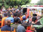 petugas-mengevakuasi-jenazah-pemuda-yang-tenggelam-di-sungai-buntung-desa-tawangsari.jpg
