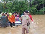 petugas-mengevakuasi-korban-banjir-di-kabupaten-tanah-laut.jpg