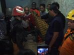 petugas-mengevakuasi-korban-tertimbun-reruntuhan-bangunan-di-kampung-s_20180821_115429.jpg