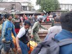 petugas-mengevakuasi-korban-tewas-di-jalur-rel-kereta-api_20170911_054525.jpg