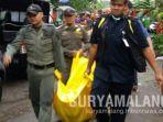 petugas-mengevakuasi-mayat-tanpa-identitas-yang-ditemukan-di-sungai-brantas.jpg