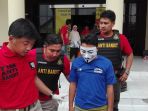 petugas-menggelandang-jhony-eka-di-gedung-satresrkrim-polretabes-surabaya_20171016_193944.jpg