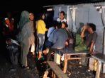 petugas-menggerebek-karaoke-ilegal-di-desa-bogang.jpg