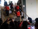 petugas-mengumpulkan-potongan-tubuh-korban-mutilasi-di-pasar-besar-kota-malang.jpg