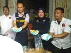 petugas-menunjukan-bahan-tepung-berbahan-roto-kaduluarsa_20170518_235611.jpg