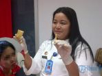 petugas-menunjukan-barang-bukti-sabu-yang-ditemukan-lembaga-pmemasyaraka_20170922_152248.jpg