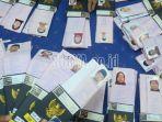 petugas-menyiapkan-paspor-dan-visa-jamaah-calon-haji.jpg