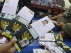 petugas-menyiapkan-paspor-dan-visa-jamaah-calon-haji_1.jpg