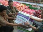petugas-menyita-belasan-dus-buah-di-kelapa-gading_20150130_100539.jpg