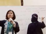 petugas-muscab-iii-dalam-pemilihan-ketua-dpc-peradi-solo-menunjukkan-surat-suara-terpilih.jpg