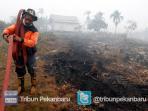 petugas-padamkan-api-di-hutan-pekanbaru_20150917_101122.jpg