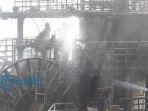 petugas-padamkan-api-di-pelabuhan-benoa_1.jpg