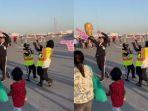 petugas-pemberi-informasi-akses-bus-dan-metro-di-stadion-al-janoub.jpg