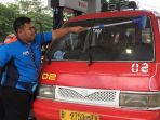 petugas-pembersih-kaca-di-spbu-vivo-kamis-26102017_20171027_094903.jpg