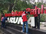 petugas-perbaiki-taman-makam-pahlawan-taruna-tangerang_20201021_160240.jpg