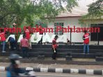 petugas-perbaiki-taman-makam-pahlawan-taruna-tangerang_20201021_160444.jpg