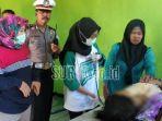 petugas-periksa-korban-gantung-diri.jpg