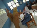 petugas-periksa-pelajar-dan-guru-smkn-1-cidaun-suspect-difteri_20180119_101130.jpg