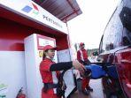 petugas-pertamina-tengah-melayani-pembeli-121.jpg
