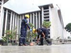 petugas-pln-deteksi-kabel-bawah-tanah-di-area-masjid-istiqlal_20210511_111822.jpg