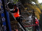 petugas-pln-merapikan-kabel-listrik_20160808_153155.jpg