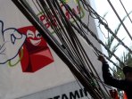 petugas-pln-merapikan-kabel-listrik_20160808_153337.jpg