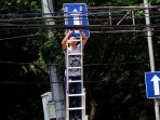 petugas-pln-merapikan-kabel-yang-berantakan_20160415_163222.jpg