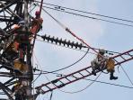 petugas-pln_20160513_054656.jpg