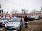 petugas-polisi-lalu-lintas-mengontrol-di-depan-biara-vvedenskiy-vladychniy.jpg