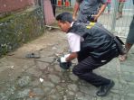 petugas-polisi-mengambankan-benda-diduga-bom-molotov-di-gereja-jago-ambarawa_20170413_220830.jpg