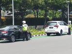 petugas-polisi-mengatur-penerapan-nopol-ganjil-genap-mobil_20211004_125116.jpg