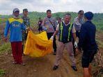 petugas-polres-bojonegoro-mengevakuasi-temuan-tulang-manusia.jpg