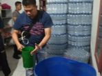 petugas-polres-cirebon-menggerebek-rumah-pembuatan-miras-oplosan_20180426_122240.jpg