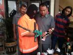 petugas-polresta-bandar-lampung-gerebek-tempat-produksi-jamu-ilegal_20151117_145222.jpg