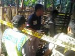 petugas-polsek-pagu-bersama-tin-inafis-polres-kediri-saat-mengamakan-lokasi-bunuh-diri_20170912_130521.jpg