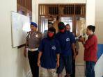 petugas-polsek-telukbetung-barat-menangkap-dua-tersangka-pengedar-togel_20151112_133047.jpg