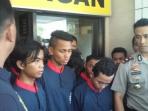 petugas-polsektro-pademangan-menangkap_20160128_222029.jpg