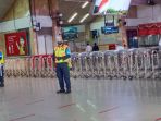 petugas-polsus-stasiun-tanah-abang-mengarahkan-penumpang_20200811_181752.jpg
