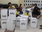 petugas-ppk-cek-kualitas-kotak-suara_20190320_154035.jpg