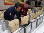 petugas-ppk-masukkan-surat-suara-pilgub-bandung_20180626_113621.jpg