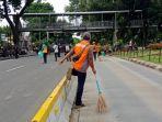petugas-prasarana-dan-sarana-umum-ppsu-terlihat-mulai-membersihkan-sampah.jpg