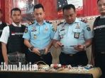 petugas-rutan-klas-i-surabaya-menunjukan-barang-bukti-hasil-sidak_20181101_193831.jpg