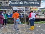 petugas-saat-berada-di-lokasi-tempat-tenggelamnya-perempuan-terseret-air.jpg
